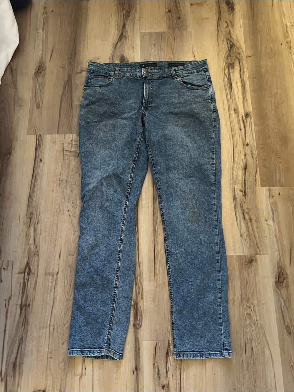 Men's Straight-Leg Jeans in Washed Blue